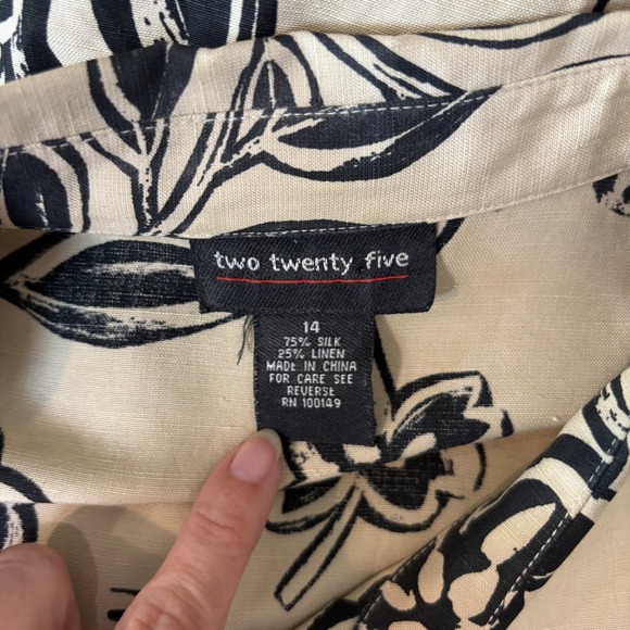 Two Twenty Five Women's 14 Blouse Silk Linen Floral Print Button Shirt Roll Tab - Picture 12 of 13